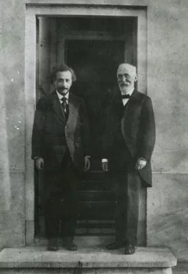 Einstein e Lorentz fotografados por Ehrenfest na porta da casa de Lorentz em Leiden em 1921