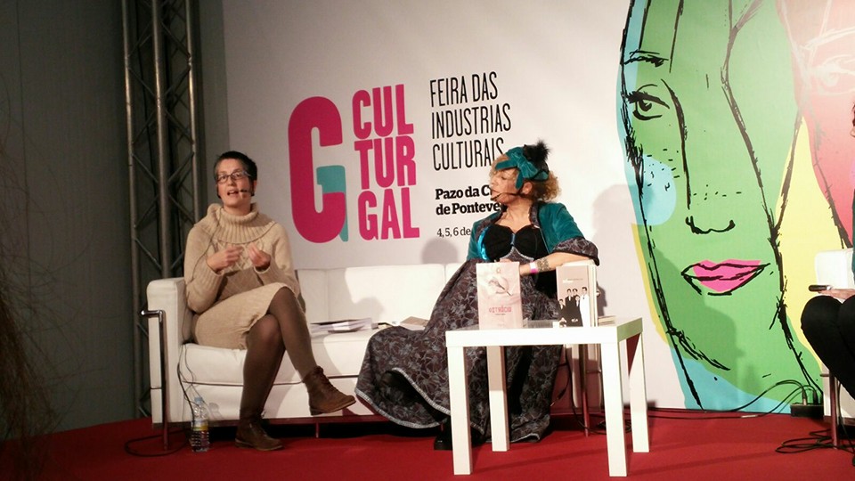 Susana Arins entrevista Teresa Moure (fantasiada de Inessa Armand) durante o Culturgal 2015