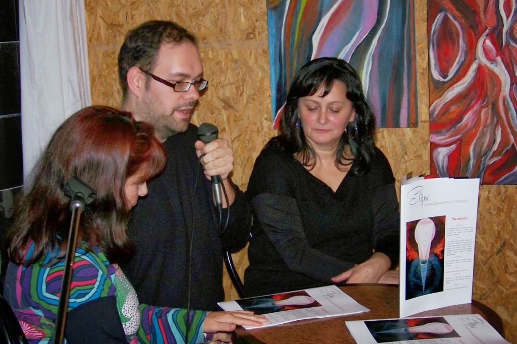 Na imagem, um ato de apresentaçom da revista 'Elipse'. De esquerda a direita, Rosa Martínez 'Rosanegra', Alexandre Ínsua e Cruz Martínez, do Círculo Edições