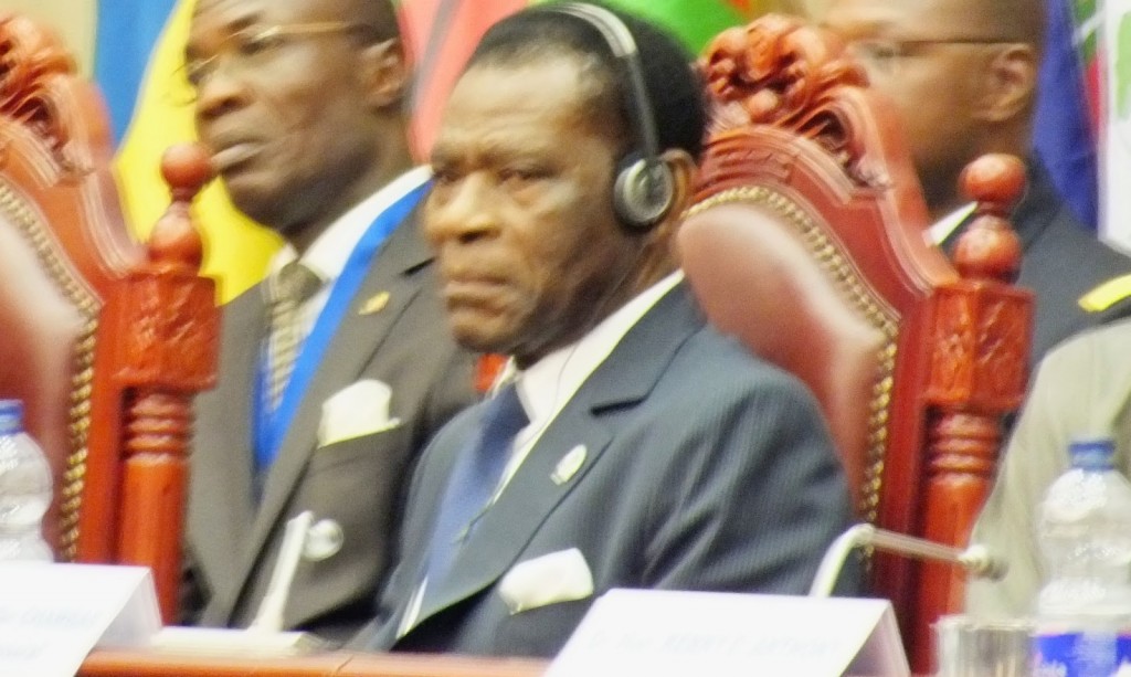 O ditador da Guiné Equatorial, Teodoro Obiang, utilizando auscultadores numa reunião da CPLP