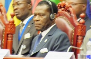 O ditador da Guiné Equatorial, Teodoro Obiang, utilizando auscultadores numa reunião da CPLP