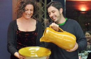 Verónica Martínez e Alberte Momán recolhem o Prémio Ilhas Sissargas 2014 | Foto: www.quepasanacosta.com