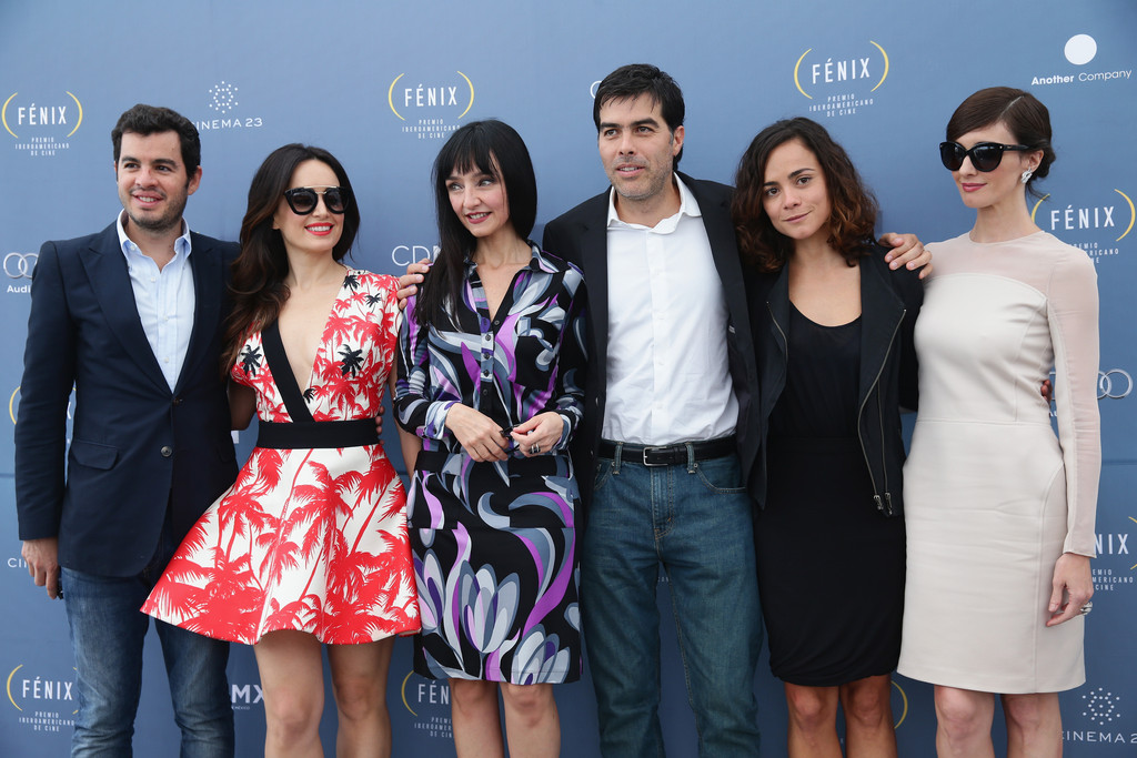 Maria de Medeiro com mais artistas, em Cannes.