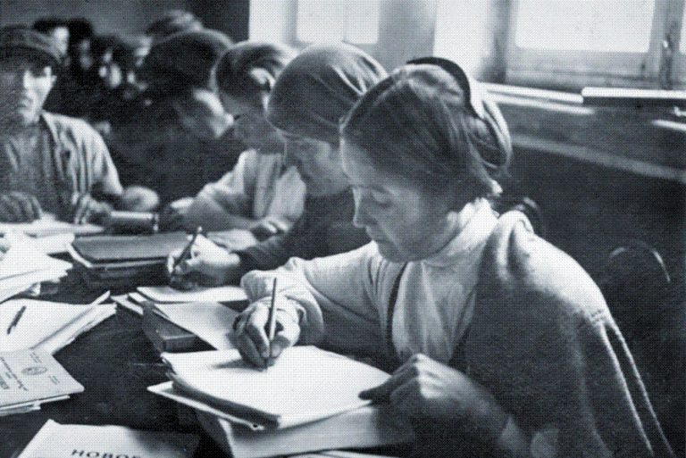 Mulheres aprendendo a ler e escrever, na cidade de Tcheboksary, nos anos 1930.