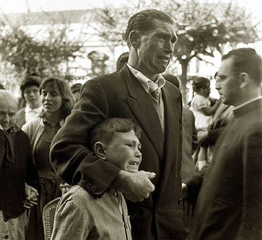 Fotografia de Manuel Ferrol (1957) retratando a emigração galega