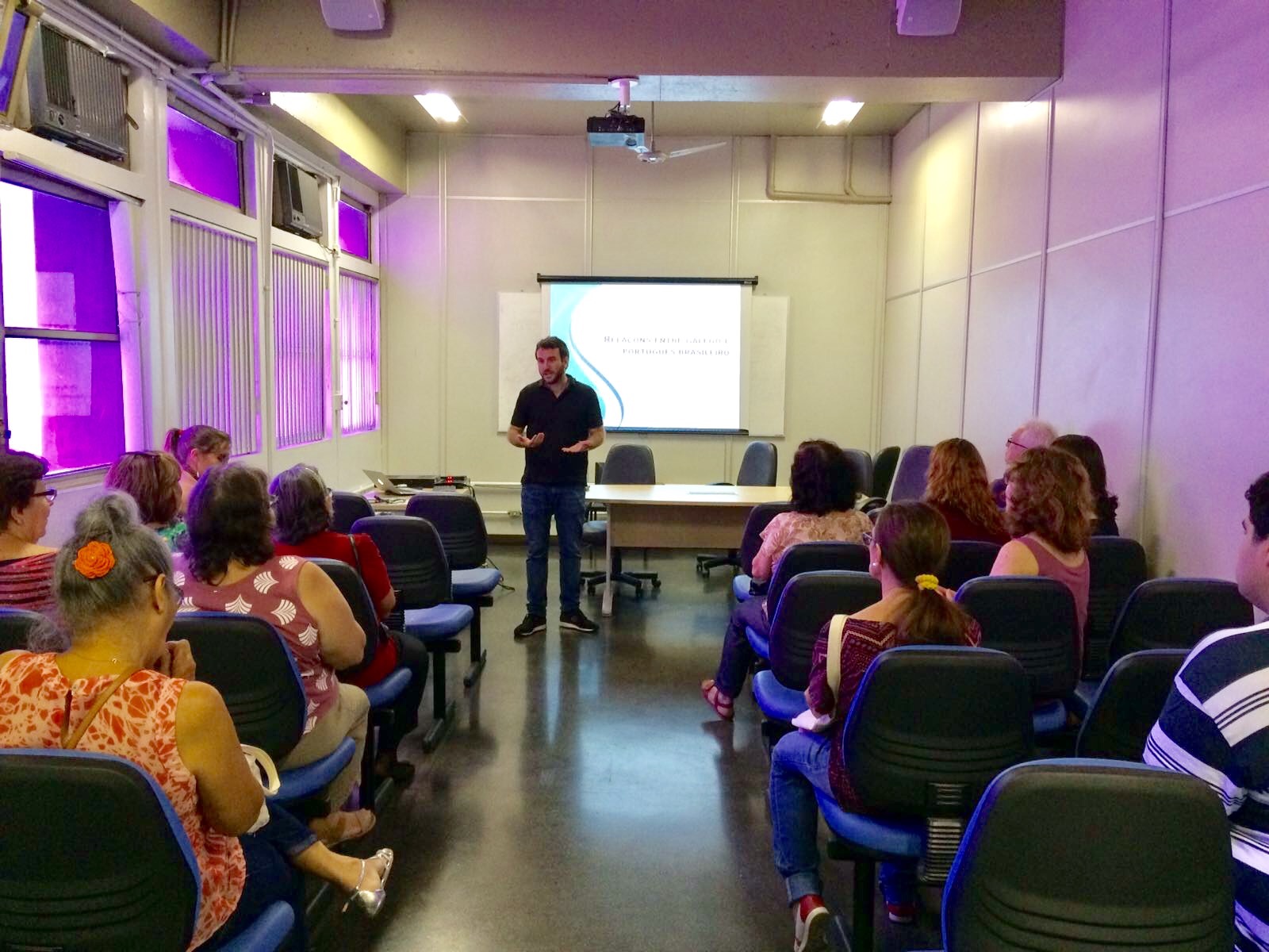 Diego Bernal dando umha palestra sobre o galego e o português brasileiro na Universidade do Estado do Rio de Janeiro.