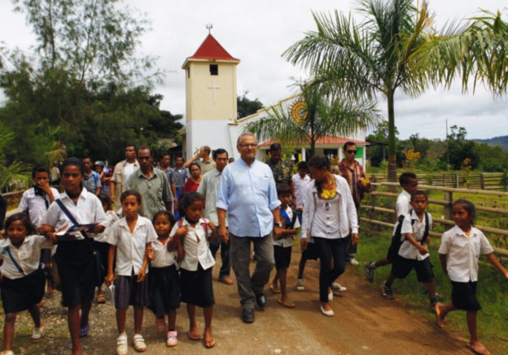 jose-ramos-horta-foto-com-criancas-de-timor