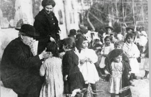 Manjón, com crianças no Sacromonte