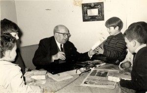 Outeiro Pedraio com crianças na sua casa da rua da Paz, em 1970.
