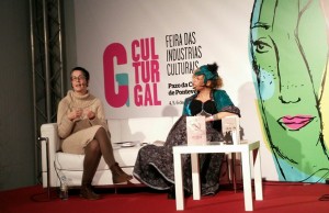Susana Arins entrevista Teresa Moure (fantasiada de Inessa Armand) durante o Culturgal 2015
