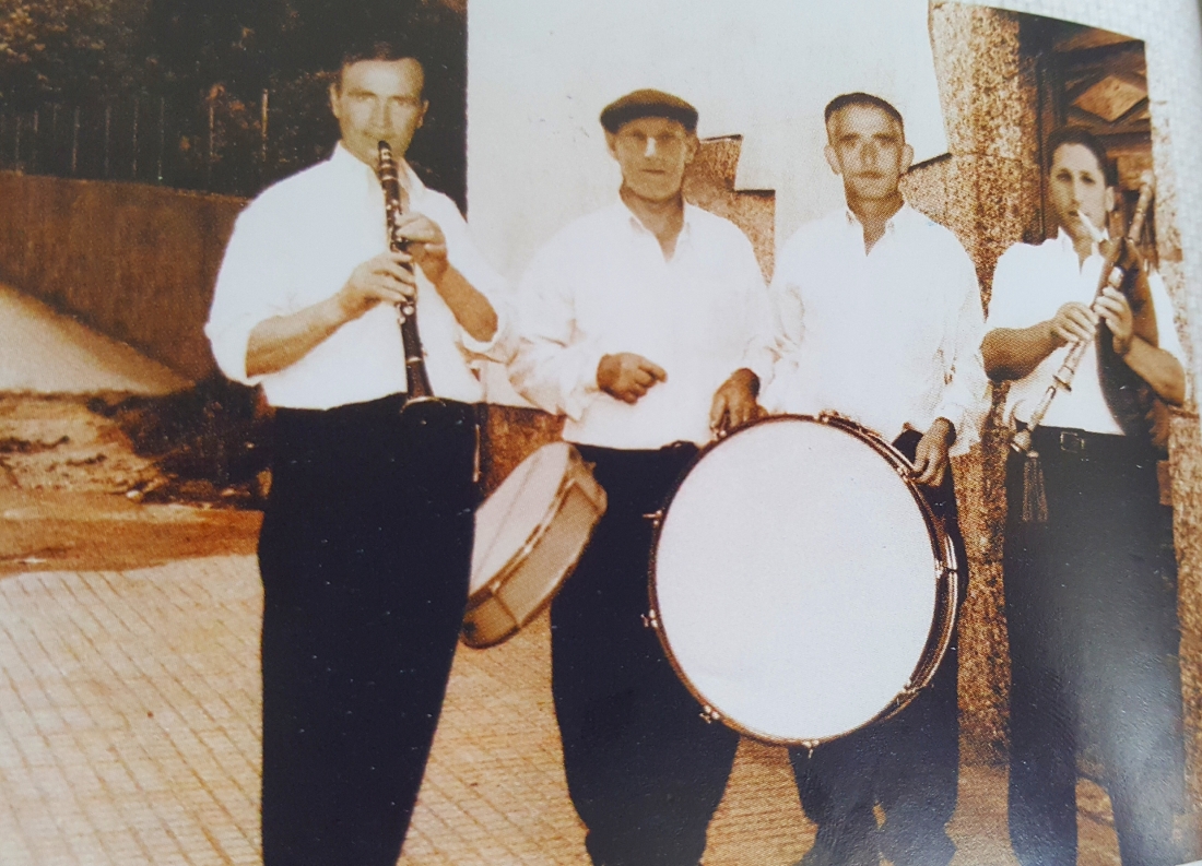 De esquerda a dereita: Lourenzo Louro Raposo (lourenzo da Fraga), Ramón Fuentes Uzal (Ramón o Pelado), Cesáreo Liñares (Cesáreo da Rúa) e Manuel Viqueira Vieites (O Gaiteiro de Vilaverde). A primeira formación dos Gaiteiros de Buscás, polo ano 1945.