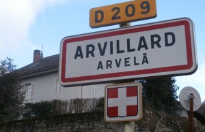 Indicador em francês (arriba) e arpitano (abaixo)