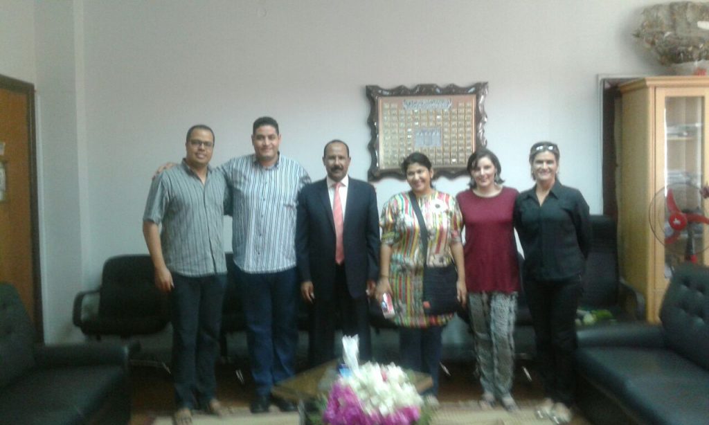 Reitor da Universidade de Assuã, Abdel Qader (3º da esq. para dir.), e envolvidos no projeto