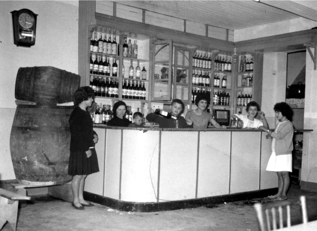 Taberna da Casa Louro a mediados dos anos 60 em Ordes. Fotografia incluida no livro "Ordes. Crónica fotográfica do século XX", de Manuel Pazos Gómez e Daniel Pereiro López, editado por Espiral Maior no 2002