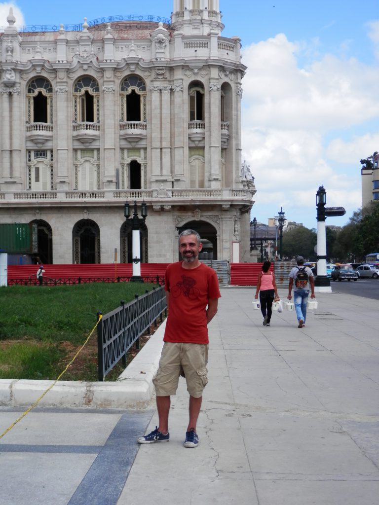 Na Havana em outubro do 2015, diante do Centro galego