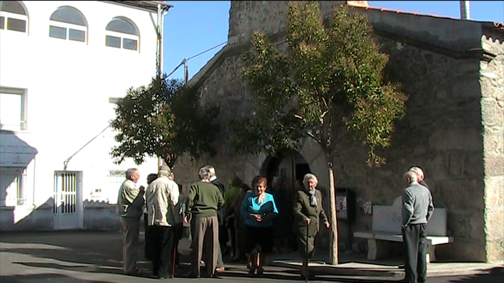 Vizinhas de Almedilha à saída da igreja.
